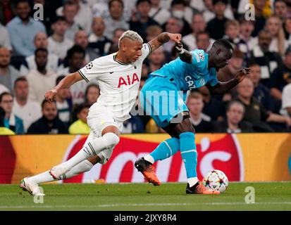 Le Richarlison de Tottenham Hotspur affronte Eric Bailly de Marseille lors du match du groupe D de la Ligue des champions de l'UEFA au stade Tottenham Hotspur, à Londres. Date de la photo: Mercredi 7 septembre 2022. Banque D'Images