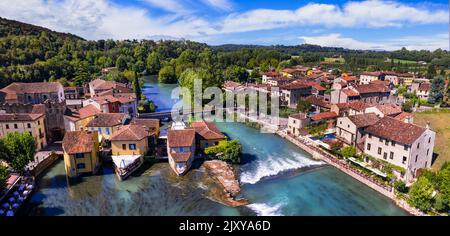 Vue aérienne de Borghetto sul Mincio. L'un des plus beaux villages médiévaux d'Italie. Maisons colorées situées au milieu de la rivière et des cascades. Ven Banque D'Images