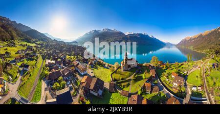 Magnifique paysage naturel idyllique du lac de Brienz avec ses eaux turquoise. Suisse, canton de Berne. Vue aérienne avec petite église dans la lumière du matin Banque D'Images