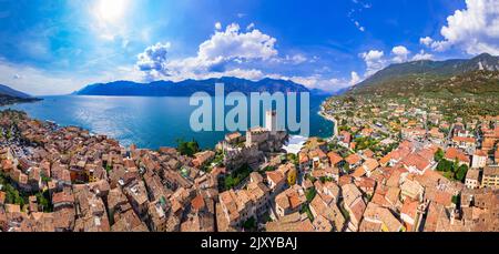 Paysages de lacs italiens - magnifique Lago di Garda. Panorama aérien du château de Malcesine, du village et de la plage Banque D'Images