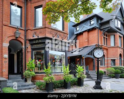 Toronto, Canada - septembre 2022 : le village de Yorkville possède des maisons anciennes qui ont été transformées en boutiques élégantes. Banque D'Images