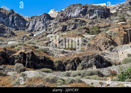 Fira, Santorini, Grèce - juin 2022 : en chemin vers la ville de Fira, avec les téléphériques en arrière-plan Banque D'Images