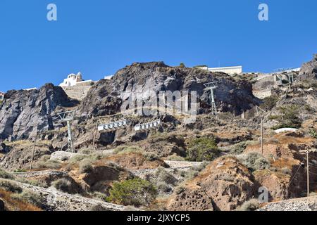 Fira, Santorini, Grèce - juin 2022 : téléphériques montant la falaise jusqu'à la ville de Fira Banque D'Images