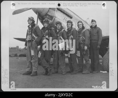 Les pilotes du vol A de l'escadron de combat 384th, 364th Fighter Group, 67th Fighter Wing, posent au-dessus du P-51 nord-américain 'Florence II' à la 8th Air Force Station F-375, Honnington, Angleterre. 15 janvier 1945. Banque D'Images