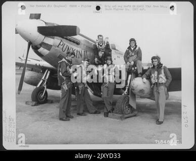 Les pilotes du vol D de l'escadron de combat 384th, 364th Fighter Group, 67th Fighter Wing, posent au-dessus du P-51 nord-américain 'Punkin II' à la 8th Air Force Station F-375, Honnington, Angleterre. 16 avril 1945. Banque D'Images