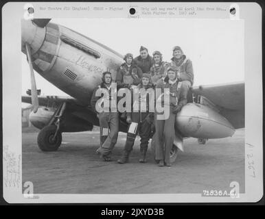 Les pilotes du vol D de l'escadron de combat 384th, 364th Fighter Group, 67th Fighter Wing, posent au-dessus du P-51 nord-américain 'Florence II' à la 8th Air Force Station F-375, Honnington, Angleterre. 15 janvier 1945. Banque D'Images