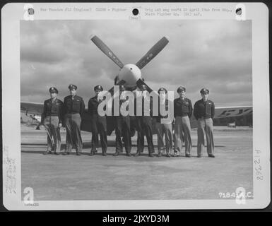 Les pilotes du vol B de l'escadron de combat 384th, 364th Fighter Group, 67th Fighter Wing, posent au-dessus du P-51 nord-américain 'Florence II' à la 8th Air Force Station F-375, Honnington, Angleterre. 21 juillet 1945. Banque D'Images