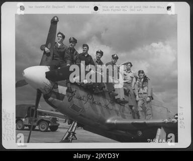 Les pilotes du vol A du 384th Fighter Squadron, 364th Fighter Group, 67th Fighter Wing, posent au-dessus du P-51 nord-américain 'Just Plain l', à la 8th Air Force Station F-375, Honnington, Angleterre. 20 juillet 1945. Banque D'Images