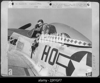 Angleterre - le capitaine Raymond H. Littge, d'Altenburg, au Missouri, a porté son score à 23 1/2 avions allemands détruits (10 1/2 dans l'air, 13 au sol) en ajoutant neuf Kills au registre en deux jours de stratification au sol. La Musta P-51 nord-américaine de 21 ans 352nd Banque D'Images