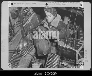 Le capitaine Benjamin B. Klose, de San Antonio, Texas, Bombardier, d'Un libérateur du groupe Bomb de 93rd, entre dans le compartiment de son avion Liberator de Bombardier. Portant sa précieuse vue de bombe avec le soin d'Un nouveau-né Babe, le capitaine Klose se prépare à prendre Banque D'Images