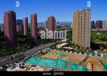 Pékin, Pékin, Chine. 6th septembre 2022. Les tombes sont photographiées sur un chantier de construction près de la station de métro Taiyanggong sur le quatrième périphérique de Pékin, 5 septembre 2022. Selon le Bureau municipal de Beijing des reliques culturelles, à partir de 26 août, avec l'approbation de l'Administration d'Etat du patrimoine culturel, L'Institut d'archéologie de Beijing a coopéré avec le projet de construction de la capitale dans la région du Palais du Soleil pour effectuer des fouilles archéologiques sur plus de 40 tombes anciennes découvertes lors de l'exploration précédente. 21 places. À en juger par les conclusions existantes Banque D'Images