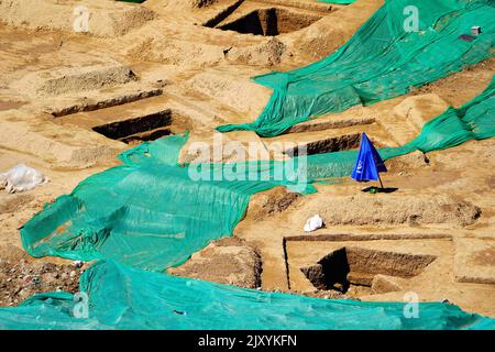 Pékin, Pékin, Chine. 6th septembre 2022. Les tombes sont photographiées sur un chantier de construction près de la station de métro Taiyanggong sur le quatrième périphérique de Pékin, 5 septembre 2022. Selon le Bureau municipal de Beijing des reliques culturelles, à partir de 26 août, avec l'approbation de l'Administration d'Etat du patrimoine culturel, L'Institut d'archéologie de Beijing a coopéré avec le projet de construction de la capitale dans la région du Palais du Soleil pour effectuer des fouilles archéologiques sur plus de 40 tombes anciennes découvertes lors de l'exploration précédente. 21 places. À en juger par les conclusions existantes Banque D'Images