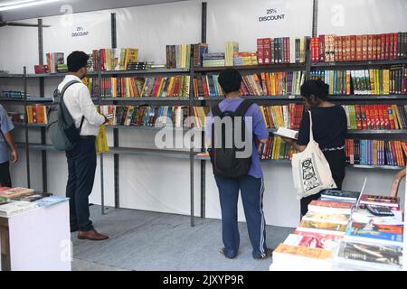 Kolkata, Bengale occidental, Inde. 5th septembre 2022. La foire du livre de Sharad Boi-Parbon ou d'automne a débuté le 2nd septembre 2022 et se poursuivra jusqu'au 11th septembre 2022 dans les locaux du complexe Rabindra Sadan - Nandan. Cette entrée gratuite mela est organisée par la Guilde des éditeurs et des libraires, en association avec Paschimbanga Bangla Akademi et le Département de l'information et des Affaires culturelles du Gouvernement du Bengale occidental. (Credit image: © Biswarup Ganguly/Pacific Press via ZUMA Press Wire) Banque D'Images