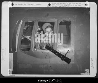 Gunner du groupe de 92nd Bomb derrière écran de vent pour la fenêtre de Gunner. Angleterre, le 23 décembre 1943. Banque D'Images