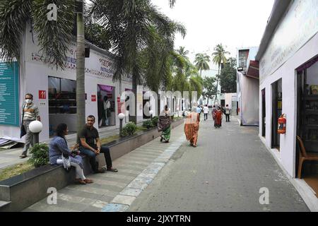 Kolkata, Bengale occidental, Inde. 5th septembre 2022. La foire du livre de Sharad Boi-Parbon ou d'automne a débuté le 2nd septembre 2022 et se poursuivra jusqu'au 11th septembre 2022 dans les locaux du complexe Rabindra Sadan - Nandan. Cette entrée gratuite mela est organisée par la Guilde des éditeurs et des libraires, en association avec Paschimbanga Bangla Akademi et le Département de l'information et des Affaires culturelles du Gouvernement du Bengale occidental. (Credit image: © Biswarup Ganguly/Pacific Press via ZUMA Press Wire) Banque D'Images