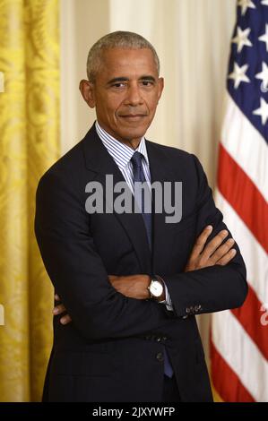 Washington, États-Unis. 07th septembre 2022. L'ancien président Barack Obama regarde comme l'ancienne première dame Michelle Obama parle après avoir dévoilé leurs portraits officiels dans la salle est de la Maison Blanche à Washington, DC mercredi, 7 septembre 2022. Photo de Bonnie Cash/UPI Credit: UPI/Alay Live News Banque D'Images