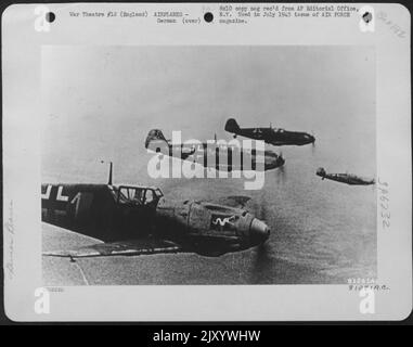 German Messerschmitt me 109S [SIC - BF 109E] roar au-dessus de la Manche sur Une mission de bombardement en Angleterre. Banque D'Images