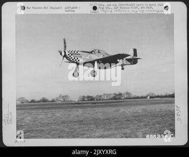 Le P-51 nord-américain 'Donna-Mite' du 352nd Fighter Squadron, 353 Fighter Group, se rend à sa base anglaise après une mission d'escorte sur l'Europe. Février 1945. Banque D'Images