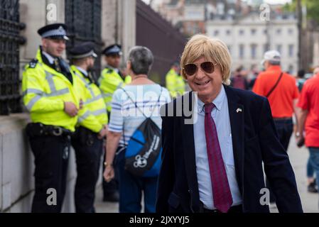 Le député Michael Fabriquant arrive à la Chambre des communes pour la journée de travail après les vacances d'été Banque D'Images