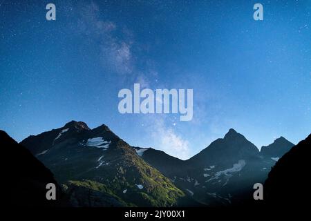 Voie lactée sur les Alpes suisses près du col de Susten (Suisse) Banque D'Images
