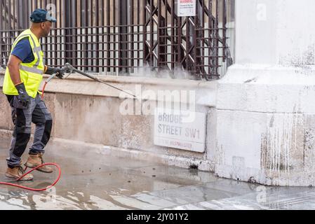 Les manifestants de la rébellion animale ont pulvérisé un mur du Palais de Westminster de peinture blanche et bloqué la route à l'extérieur. Manifestation contre le lait. Nettoyage Banque D'Images