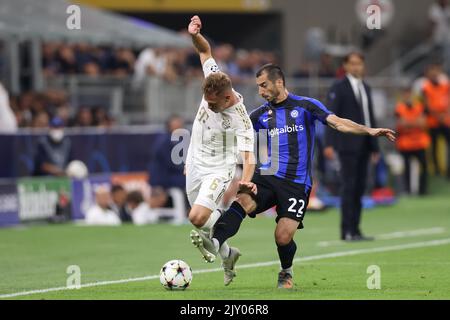 Milan, Italie. 7th septembre 2022. Henrikh Mkhitaryan du FC Internazionale est en conflit avec Joshua Kimmich du Bayern Munchen lors du match de la Ligue des champions de l'UEFA à Giuseppe Meazza, à Milan. Crédit photo à lire: Jonathan Moscrop/Sportimage crédit: Sportimage/Alay Live News Banque D'Images