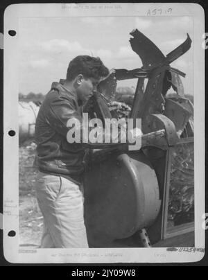 S/Sgt. Eugene Gaskins de Jacksonville, Floride, se conclasse dans le Hulk torsadé du nez de la tourelle du Libérateur B-24 consolidé 'Vadie Raye'. Le vieux Gunner de 20 ans a renfloué l'avion flamboyant à une altitude de 800 pieds après avoir été mis Afire par Banque D'Images