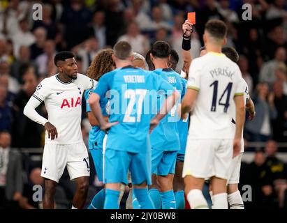 Le Chancel Mbemba Mangulu (caché) de Marseille présente une carte rouge lors du match du groupe D de la Ligue des champions de l’UEFA au Tottenham Hotspur Stadium, à Londres. Date de la photo: Mercredi 7 septembre 2022. Banque D'Images