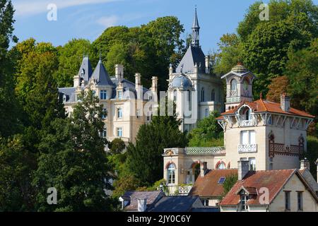 Le château de Jonval a été construit sur les ruines d'un ancien château médiéval en face du lac. Le bâtiment a été classé monument historique Banque D'Images