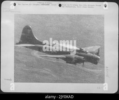 Ce Boeing B-17, « Forteresse volante », a pris feu lors D'Une mission dans les raffineries Shell Koolaz et Fanto Oil près de Budapest, en Hongrie, sur 14 juin 1944, lorsque de gros bombardiers de l'AAF 15th ont fait voler cette cible dans le cadre du camp des forces aériennes alliées de la Méditerranée Banque D'Images