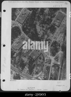 La ventilation forcée de ces bâtiments d'installation à l'usine aéronautique Duna de Budapest, en Hongrie, a été faite par des bombarbss bien placés qui ont été déposés des libérateurs B-24 Consolidated de l'AAF 15th sur 30 44 juillet. Cette photo de reconnaissance prise après Banque D'Images