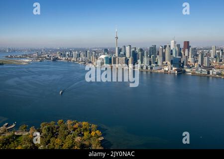 Vue aérienne du centre-ville de Toronto montrant le port et l'île Wards. Banque D'Images