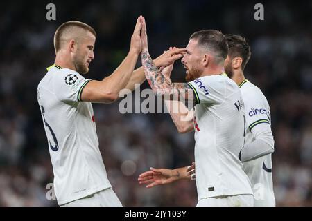 Eric Dier #15 de Tottenham Hotspur et Pierre-Emile Højbjerg #5 de Tottenham Hotspur fêtent la richarlison #9 du deuxième but de Tottenham Hotspur lors du match de la Ligue des champions de l'UEFA Tottenham Hotspur vs Marseille au stade Tottenham Hotspur, Londres, Royaume-Uni, 7th septembre 2022 (photo d'Arron Gent/News Images) Banque D'Images