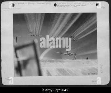 Haut dans le ciel au-dessus de l'Autriche, ces libérateurs B-24 consolidés de l'Armée de l'Air 15th quittent les pistes de vapeur pour marquer leur passage. [Les éléments suivants sont barrés] le Soleil est lumineux et se reflète à partir des pointes de propulseur, faisant un autre modèle. Un tel Refl Banque D'Images
