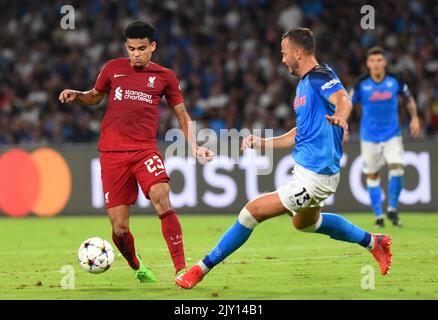 Luis Diaz de Liverpool (à gauche) et Amir Rrahmani de Naples en action pendant le match du groupe de la Ligue des champions de l'UEFA Au stade Diego Armando Maradona à Naples, en Italie. Date de la photo: Mercredi 7 septembre 2022. Banque D'Images