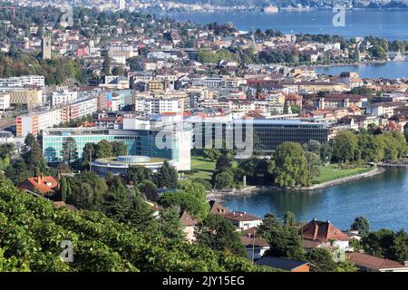 Vevey, Suisse - 4 septembre 2022 : les bureaux du siège social de Nestlé sont vus depuis le sommet de la montagne. Banque D'Images