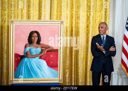 L'ancien président américain Barack Obama se trouve à côté du portrait officiel de la Maison Blanche de l'ancienne première dame Michelle Obama lors d'une cérémonie à Washington, DC, Etats-Unis, le mercredi 7 septembre, 2022. Les portraits de Barack Obama et de Michelle Obama, acquis et commandé par la White House Historical Association, ont été peints par Robert McCurdy et Sharon sprung, respectivement.Credit: Al Drago/Pool via CNP/MediaPunch Banque D'Images