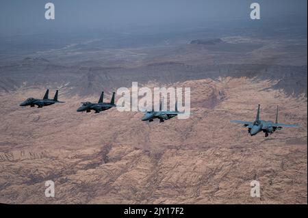 US Air Force F-15E Strike Eagles, affecté au 335th Expeditionary Fighter Squadron, volent le long de Saudi Arabian Air Force F-15E Strike Eagles lors d'un exercice agile d'emploi de combat Agile Spartan dans la zone de responsabilité du Commandement central des États-Unis, 5 septembre 2022. La formation conjointe améliore le partenariat international et l'interopérabilité dans l'intérêt de la sécurité régionale. (É.-U. Photo de la Force aérienne par le sergent d'état-major. Christian Sullivan) Banque D'Images