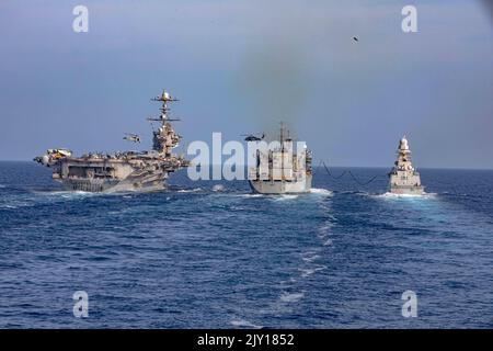 220825-N-AO868-1092 MER MÉDITERRANÉE (25 août 2022) le porte-avions de la classe Nimitz USS Harry S. Truman (CVN 75), à gauche, effectue un réapprovisionnement en mer avec le navire d'approvisionnement de combat de la flotte USNS Supply (T-AOE 6), Middle, et la frégate de la marine italienne Carlo Bergamini (F 590) dans la Mer Méditerranée, 25 août 2022. San Jacinto est en cours de déploiement prévu dans la zone d'opérations de la Naval Forces Europe des États-Unis, employée par la U.S. Sixth Fleet pour défendre les intérêts américains, alliés et partenaires. (É.-U. Photo de la marine par le spécialiste des communications de masse 3rd classe Conner Foy) Banque D'Images