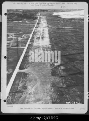 Vue aérienne de la bande de Cub à des ters sur la côte ouest d'Okinawa, Ryukyu Retto. La bande a été utilisée par Piper L-4 pour les travaux d'artillerie et Vultee L-5S pour l'évacuation des blessés de l'île. 16 juillet 1945. Banque D'Images