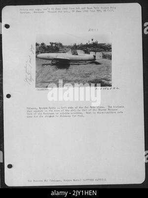 Okinawa, Ryukyu Retto -- côté gauche de l'avion japonais Baka montrant la position des pilotes. L'insigne qui apparaît sur le nez du navire est celui de l'unité de cerisiers en fleurs de l'escadron Kamikaza ou suicide. Baka est le nom du code de reconnaissance du Shi Banque D'Images