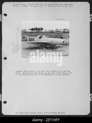 3/4 élévation avant gauche d'Un avion de Baka japonais sur Okinawa, île Ryukyu Retto. L'insigne qui apparaît sur le nez du navire est celui de l'unité de cerisiers en fleurs de l'escadron Kamikaza ou suicide. Banque D'Images