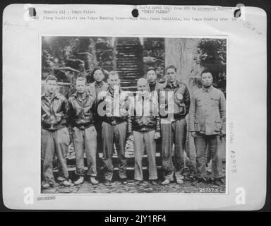 Équipe de bombardement de Tokyo de Jimmy Doolittle---Maj. Le général James Doolittle, son équipe de bombardement de Tokyo et quelques amis chinois sont photographiés en Chine après que les aviateurs américains ont renfloué le RAID aérien de Doolittle sur Japanesean, 18 avril 1942. De gauche à droite : Banque D'Images