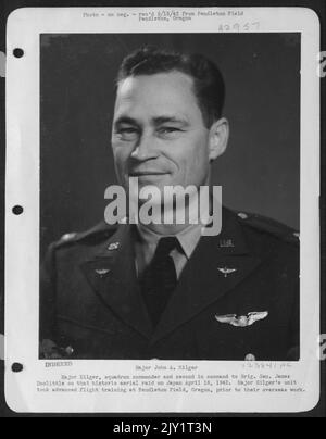 Major Hilger, commandant de l'escadron et deuxième commandant de Brig. Général James Doolittle sur ce RAID aérien historique sur le 18 avril 1942 japonais. L'unité du major Hilger a suivi une formation de vol avancée à Pendleton Field, en Oregon, avant leur travail à l'étranger. Banque D'Images