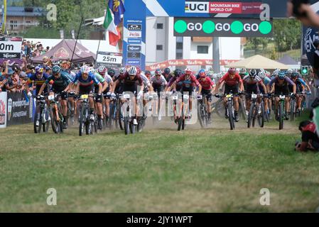 Val Di Sole, Italie. 04th septembre 2022. Début de l'élite hommes olympique cross-country catégorie à Val di Sole pendant la coupe du monde de vélo de montagne UCI - hommes - course olympique de cross-country, MTB - vélo de montagne à Val di Sole, Italie, 04 septembre 2022 crédit: Agence de photo indépendante / Alay Live News Banque D'Images