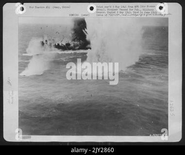 Le destroyer japonais de la classe Takanni a été trouvé après une attaque par Un B-25 nord-américain du Groupe des Apaches aériennes le 6 avril 1945. Cette action a eu lieu à 30 miles sous Amoy, Chine. 345th Groupe bombe. Banque D'Images