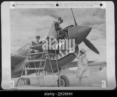 Les Chinois, citoyens américains des Forces aériennes des États-Unis, travaillent sur Un Curtiss P-40 du 76th Fighter Squadron, 23rd Fighter Group, à Kunming (Chine), le 20 novembre 1942. Ces Chinois sont venus des États-Unis pour combattre avec l'American vol Banque D'Images