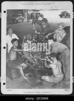 Kiangwan Field, Shanghai, Chine. George Fodvalny, à l'extrême gauche, dirige Une équipe d'employés civils allemands, polonais et russes pour la révision D'Un moteur Pratt & Whitney pour l'un des Skymasters C-54 de Douglas, qui a été piloté par la division du Pacifique du Commandement du transport aérien Banque D'Images
