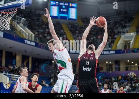 Pierre-Antoine Gillet de Belgique, Aleksandar Vezenkov de Bulgarie photographié lors d'un match de basket-ball entre la Bulgarie et les Lions belges, mercredi 07 septembre 2022, à Tbilissi, Géorgie, jeu 5/5 dans le groupe A du tournoi Eurobasket 2022. Le championnat européen de basket-ball a lieu de 1 septembre à 18 septembre. BELGA PHOTO NIKOLA KRSTIC Banque D'Images