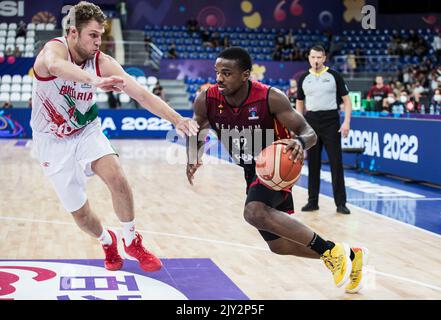 Retin Obasohan, de Belgique, Aleksandar Vezenkov, de Bulgarie photographié lors d'un match de basket-ball entre la Bulgarie et les Lions belges, mercredi 07 septembre 2022, à Tbilissi, Géorgie, jeu 5/5 dans le groupe A du tournoi Eurobasket 2022. Le championnat européen de basket-ball a lieu de 1 septembre à 18 septembre. BELGA PHOTO NIKOLA KRSTIC Banque D'Images